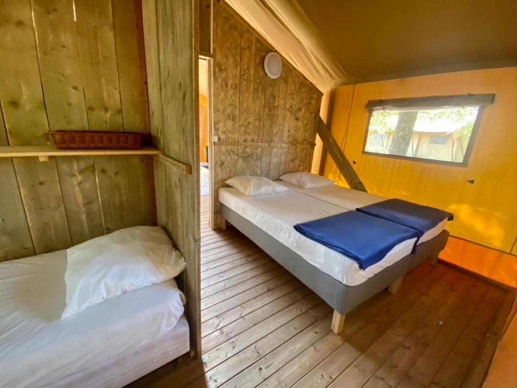 Camping La Kahute - Tente Lodge Au Coeur De La Foret カルカン エクステリア 写真