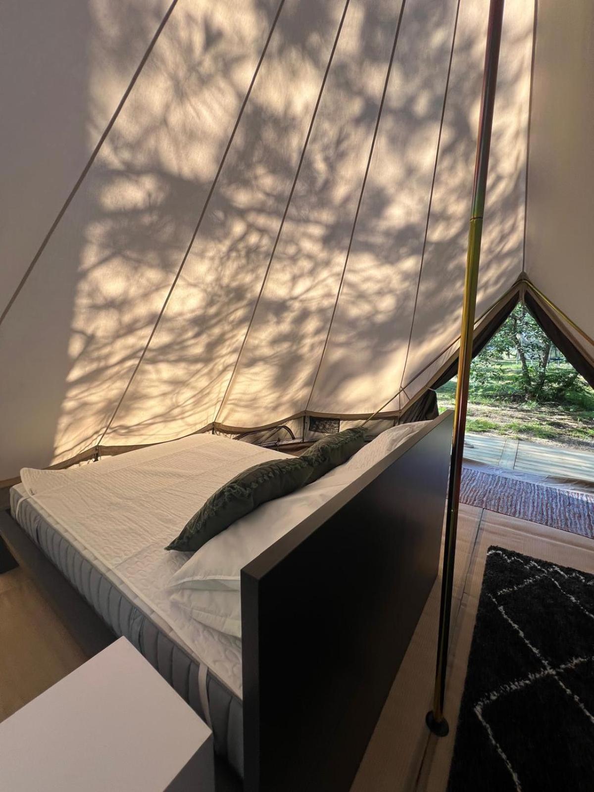 Camping La Kahute - Tente Lodge Au Coeur De La Foret カルカン エクステリア 写真